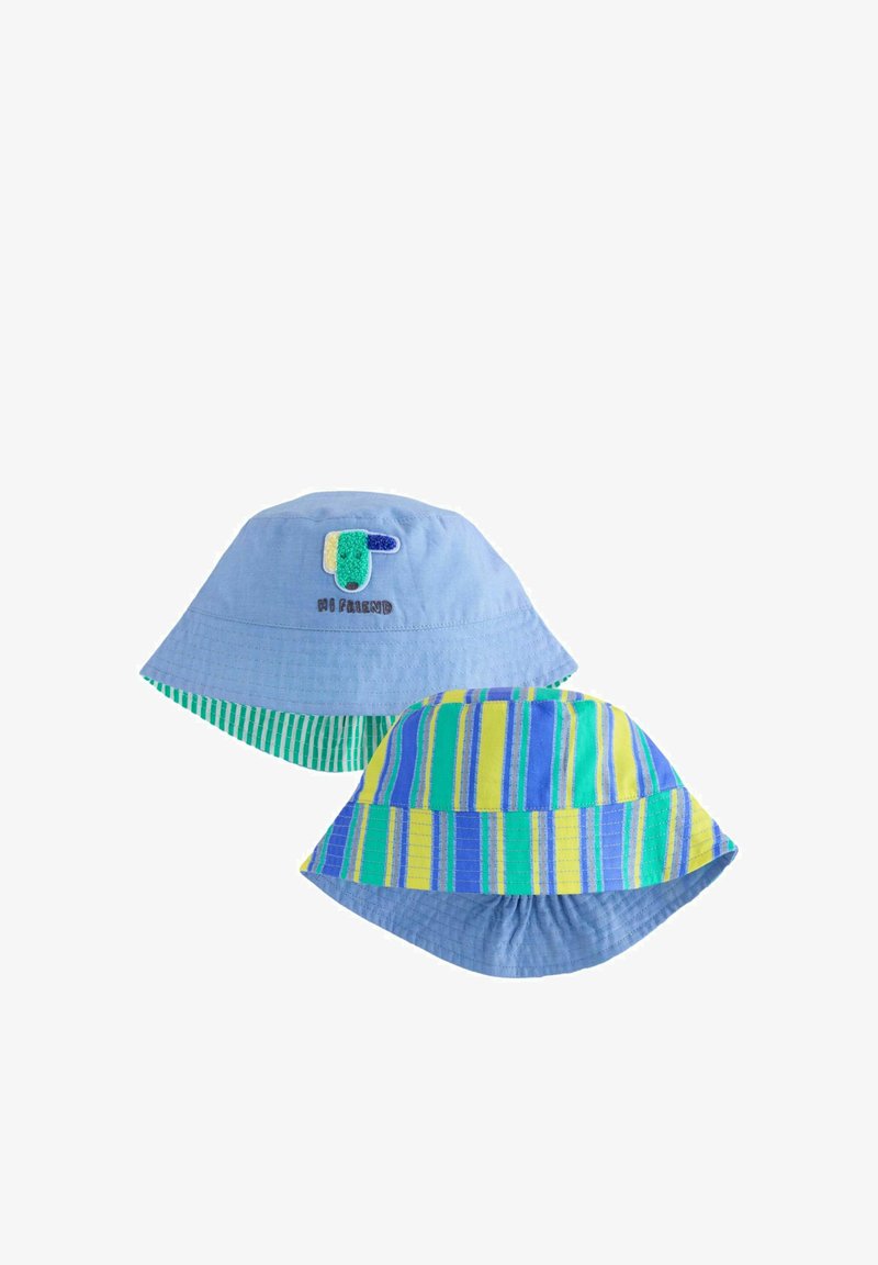 Deux chapeaux bob réversibles pour enfants, l'un bleu clair avec un petit chien brodé et le texte « Salut l'ami », l'autre avec des rayures bleues, jaunes et vertes.