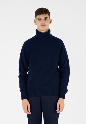 Maglione a collo alto in maglia blu navy, con texture a coste, maniche lunghe e orlo aderente. Il design mette in evidenza una silhouette classica.