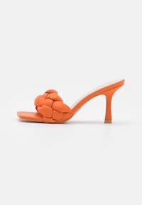 Sandales à talons orange avec un dessus tressé rembourré. Style à bout ouvert doté d'un talon aiguille élégant et d'un matériau synthétique lisse.