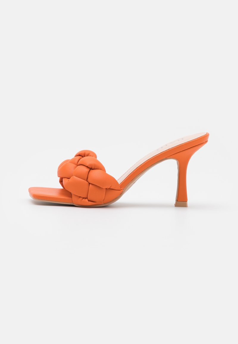 Sandales à talons orange avec un dessus tressé rembourré. Style à bout ouvert doté d'un talon aiguille élégant et d'un matériau synthétique lisse.