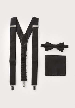 Zwarte bretels met een gestructureerd patroon, zilveren clips, een bijpassende vlinderdass en een pochet. Alle items hebben een elegante stofontwerp.