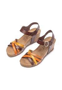Sandali wedge in pelle marrone e beige con design di cinturini multicolori. Presentano una suola in sughero e una cinghia per la caviglia regolabile con fibbia.
