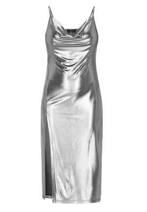 Zilveren satijnen jurk met dunne banden, een diepe V-hals en een hoge split aan de zijkant. De stof heeft een glanzende, metallic afwerking en valt soepel.
