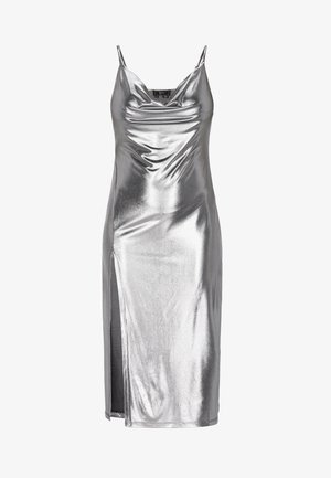 Ezüst selyemruha vékony pántokkal, mély V-dekoltázzsal és oldalsó sliccel. Az anyag fényes, fémes hatású és puha redőzéssel rendelkezik.