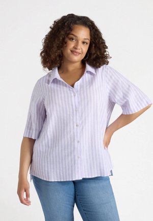 Camisa de botón de manga corta en lavanda clara con rayas verticales blancas. Cuenta con un cuello, un corte relajado y un dobladillo curvado.