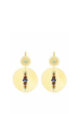 Boucles d'oreilles pendantes rondes ton or avec de petits accents de pierres turquoise et rouge disposés verticalement sur de grands disques martelés.