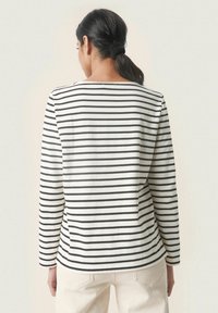 Gestreiftes Langarmhemd in Beige und Dunkelbraun, mit Rundhalsausschnitt und lockerer Passform, aus weichem Baumwollmaterial gefertigt.