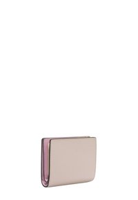 Portefeuille compact en cuir beige doux, avec une finition texturée, un intérieur rose contrastant et un compartiment zippé. Design simple et rectangulaire.