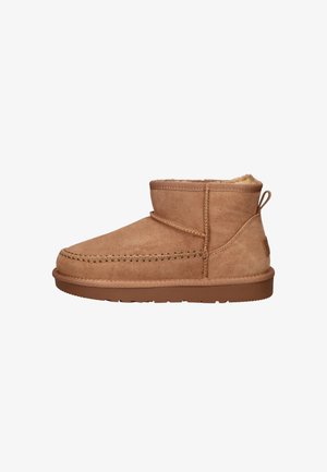 Tan suède enkellaars met een zachte, gevoerde binnenkant, stikdetails en een rubberen zool; voorzien van een trekband op de hiel voor gemakkelijke aanpassing.