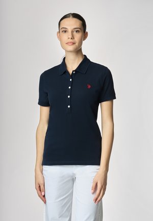 Polo blu navy con colletto, maniche corte e patta con bottoni. Presenta un ricamo del logo rosso sul petto. Tessuto morbido e in cotone misto dalla texture piacevole.
