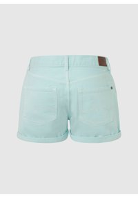 Pantalones cortos de mezclilla azul claro con dobladillo enrollado, dos bolsillos traseros y una etiqueta de cuero en la cinturilla. Material de algodón texturizado.
