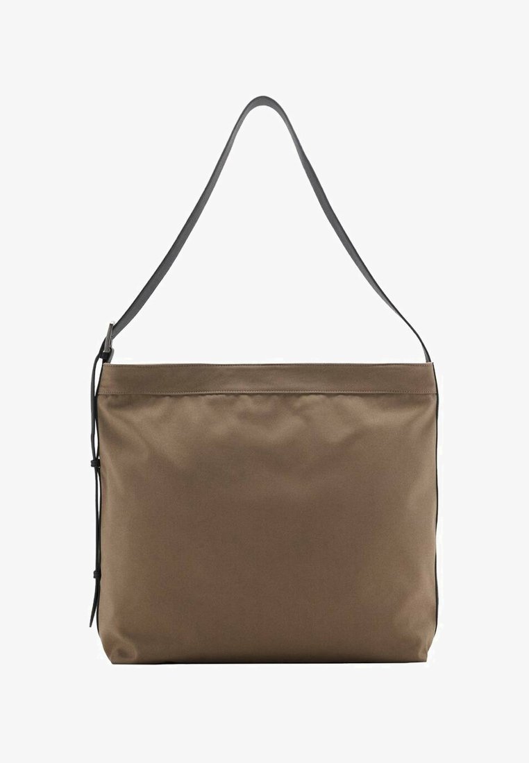Ruskea nailon olkalaukku mustalla hihnalla, jossa on sileä pinta ja minimalistinen muotoilu, sopii päivittäiseen käyttöön.