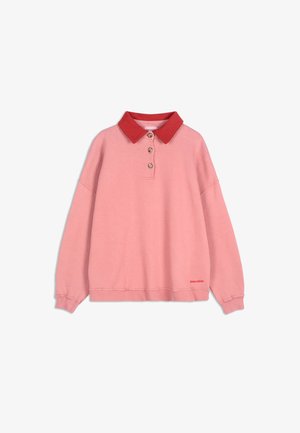 Suéter de manga larga rosa con cuello rojo, tres botones en el cuello, puños acanalados y pequeño logo rojo cerca del dobladillo sobre fondo blanco.