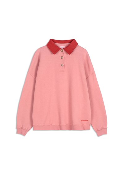 Rosa sweatshirt med röd krage, tre träknappar och ribbad fåll. Har en avkopplad passform och logotyp längst ner till vänster.