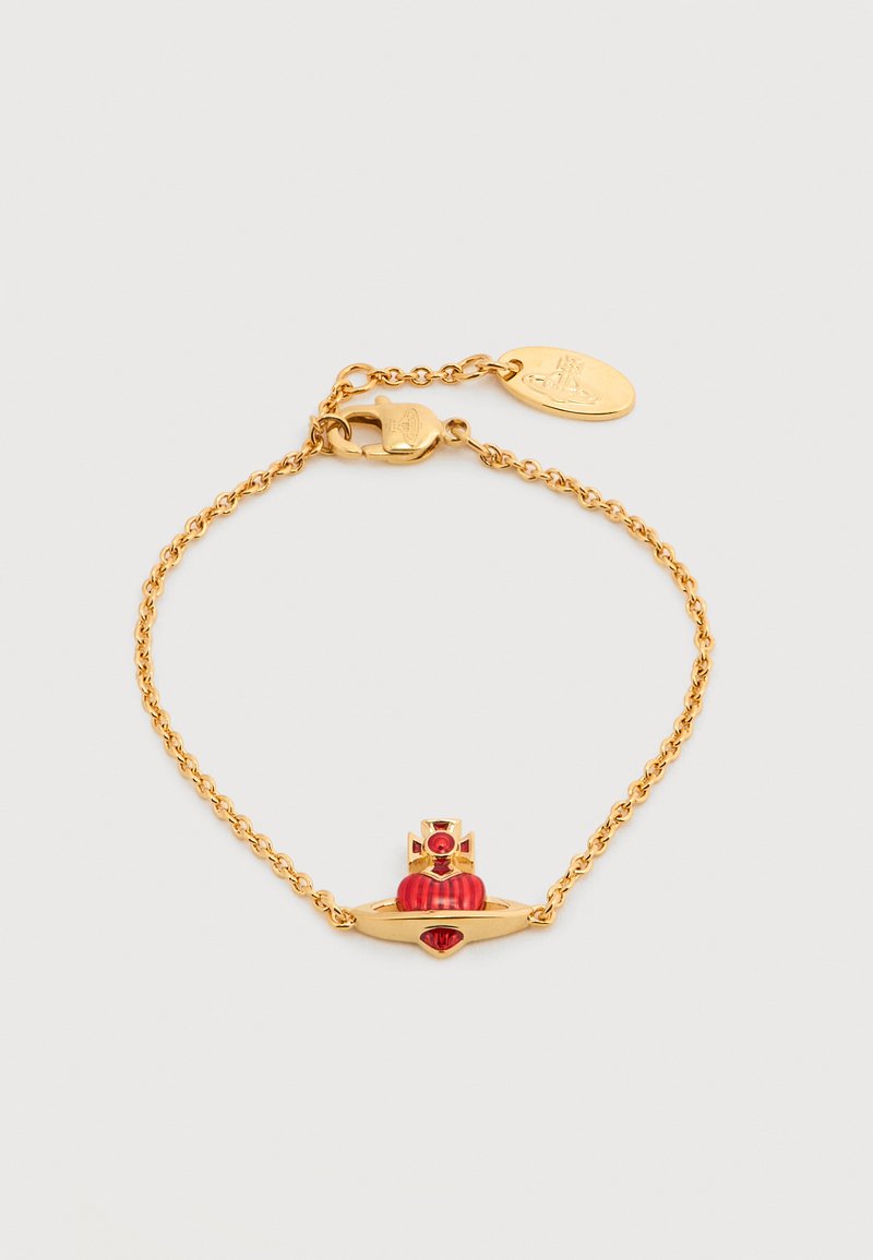 Bracelet en or avec un pendentif en forme de couronne rouge, à la texture lisse et orné d'une pierre précieuse proéminente. Chaîne ajustable avec fermoir.