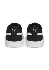 Baskets noires de sport avec des accents blancs, en matériau synthétique, dotées d'un col rembourré et d'une semelle en caoutchouc texturée.