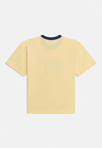 Κίτρινο T-shirt με κοντά μανίκια και στρογγυλή σκούρα μπλε λαιμόκοψη, εμφανιζόμενο από πίσω σε λευκό φόντο.