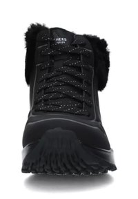 Bota negra con cordones y borde de pelo sintético, parte superior sintética texturizada, suela de goma y acentos moteados en los cordones para un toque adicional.