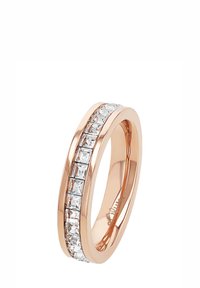 Un anello in oro rosa con una fila di pietre quadrate scintillanti lungo la fascia, che enfatizza eleganza e lusso.
