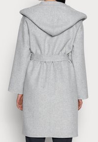 Szary płaszcz z wełny z dużym kapturem, długimi rękawami i paskiem w talii, charakteryzujący się miękką teksturą i prostym krojem.