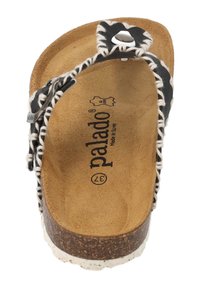 Schwarze und weiße Flip-Flop-Sandale mit geflochtenem Riemen, Korkfußbett und strukturiertem Sohle. Logo auf der Oberfläche des Fußbettes gedruckt.