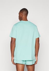 ASICS CORE TOP - Camiseta deportiva - green
