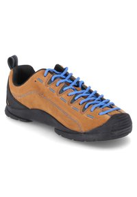 Brązowe zamszowe sneakersy z niebieskimi sznurowadłami i czarną gumową podeszwą. Wyposażone w wzmocniony czubek i wyściełaną cholewkę dla wygody.