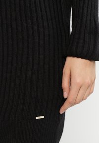 MARCIANO BY GUESS Sweter