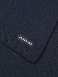 Struktureret navy blå strikscarf i rektangulær form. Indeholder et sort mærke med "JACK & JONES" i hvid skrift.