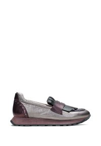 Scarpa slip-on in pelle metallica con una combinazione di colori bordeaux scuro e grigio, caratterizzata da una finitura testurizzata, accento a fiocco e suola in gomma.