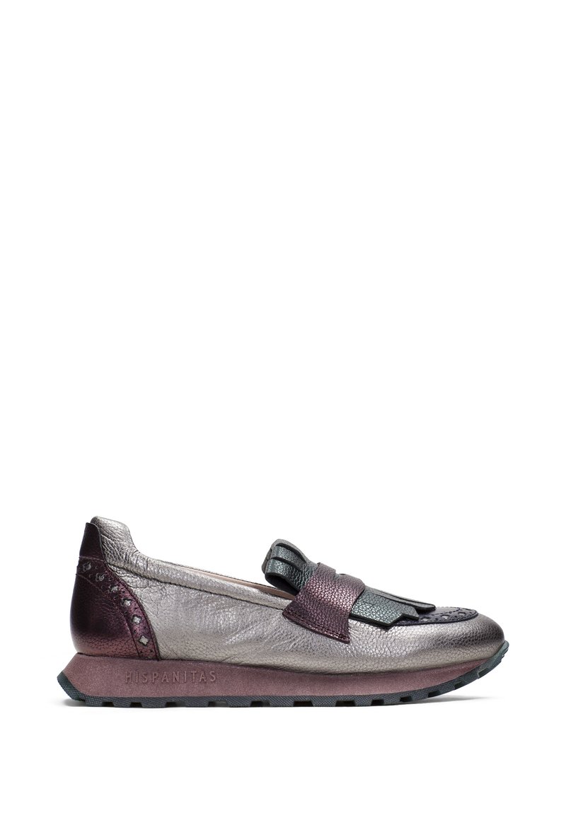 Scarpa slip-on in pelle metallica con una combinazione di colori bordeaux scuro e grigio, caratterizzata da una finitura testurizzata, accento a fiocco e suola in gomma.