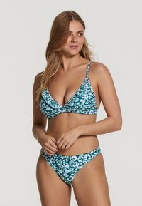 Teal i bijela bikini kombinacija koja sadrži trokutasti gornji dio s nabranim detaljima i podesivim trakama; donji dio ima visoki rez s odgovarajućim cvjetnim uzorkom.
