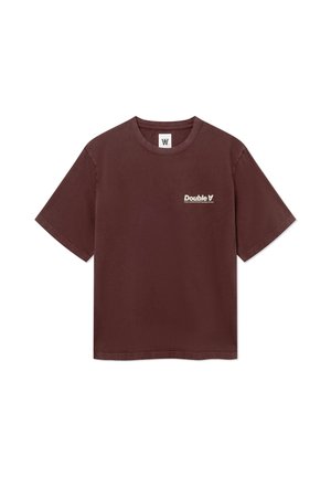 T-shirt marron foncé à manches courtes avec un petit logo blanc "Double A" sur le côté gauche de la poitrine et un col rond.