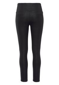 Leggings neri con motivo a spina di pesce, vita alta e due tasche posteriori. Il materiale appare liscio con una leggera lucentezza.