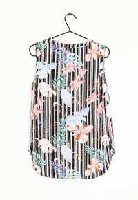 Ärmlös blus med svart- och vitrandigt mönster, som har en färgglad tropisk blommig design i rosa, blått och grönt. Rundad nederkant.