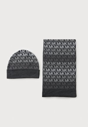 Ensemble bonnet tricoté gris foncé et écharpe avec un motif répétitif gris clair "MK" sur fond blanc.
