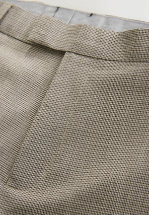 Brun og beige ternet stof af skræddersyede bukser med en flad front, glat tekstur og en linning med skjult lukning.