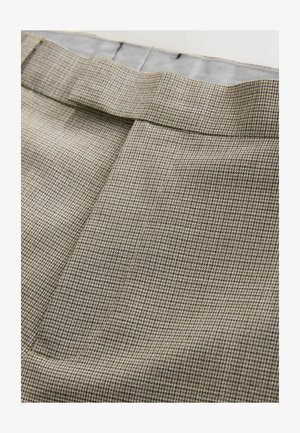 Tela a cuadros marrón y beige de pantalones hechos a medida, con una parte delantera plana, textura suave y una cinturilla con cierre oculto.