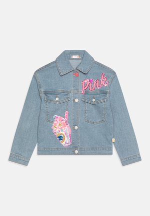 Giacca di jeans blu chiaro con testo in paillettes rosa "Pink" e una grafica colorata di un milkshake sul davanti. Collo classico e chiusura con bottoni.