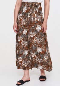Brąskowa spódnica maxi w kwiatowy wzór z białymi i czarnymi akcentami, materiał zgromadzony w talii z wiązaniem, charakteryzująca się luźnym krojem i zwiewnym wyglądem.