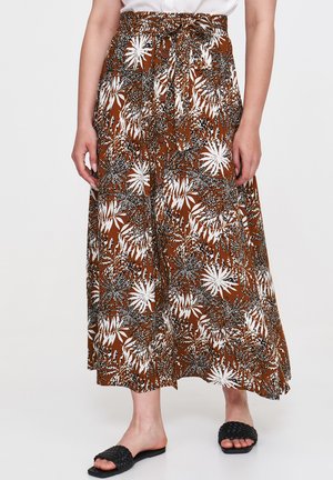 Brąskowa spódnica maxi w kwiatowy wzór z białymi i czarnymi akcentami, materiał zgromadzony w talii z wiązaniem, charakteryzująca się luźnym krojem i zwiewnym wyglądem.