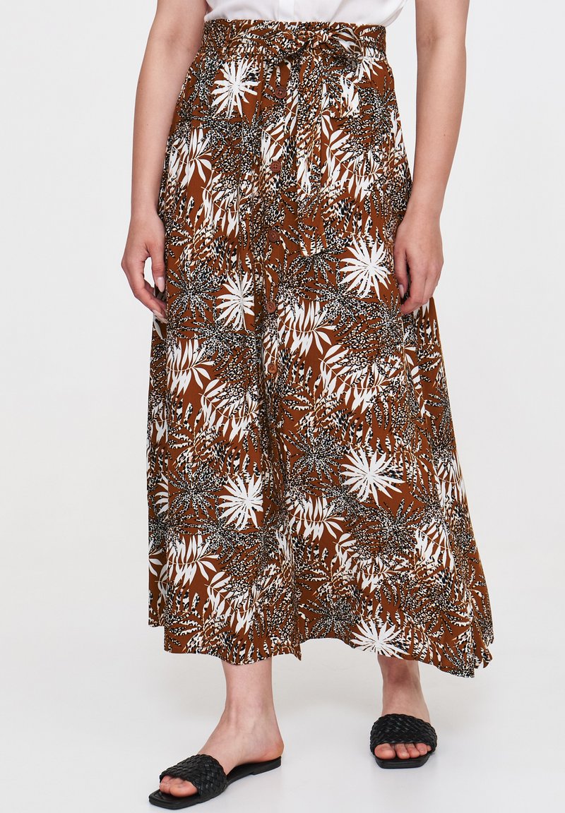 Brąskowa spódnica maxi w kwiatowy wzór z białymi i czarnymi akcentami, materiał zgromadzony w talii z wiązaniem, charakteryzująca się luźnym krojem i zwiewnym wyglądem.