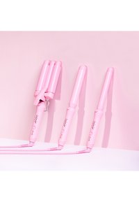 Trzy różowe lokówki z gładką, błyszczącą powierzchnią i okrągłymi końcówkami. Każda lokówka ma teksturowany uchwyt i przyciski zasilania.