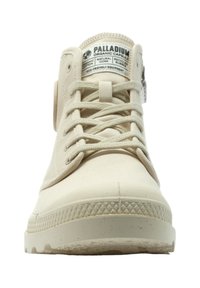 Sneakers high-top beige in cotone organico con suole in gomma testurizzata, caratterizzati da un design con lacci e un'etichetta con logo sulla linguetta.