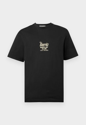 Μαύρο κοντομάνικο T-shirt με μπεζ κείμενο "the Biarritz Replay Club Cote Basque" στο κέντρο του στήθους.
