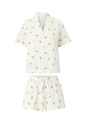 Wit overhemd met korte mouwen en knopen, gecombineerd met een korte broek met elastische taille, bedrukt met gele citroenen en groene bladeren, in een casual stijl geschikt als slaapkleding.