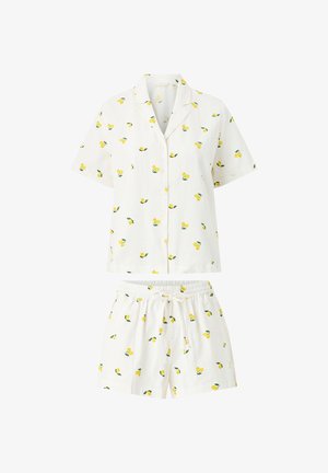 Wit overhemd met korte mouwen en knopen, gecombineerd met een korte broek met elastische taille, bedrukt met gele citroenen en groene bladeren, in een casual stijl geschikt als slaapkleding.
