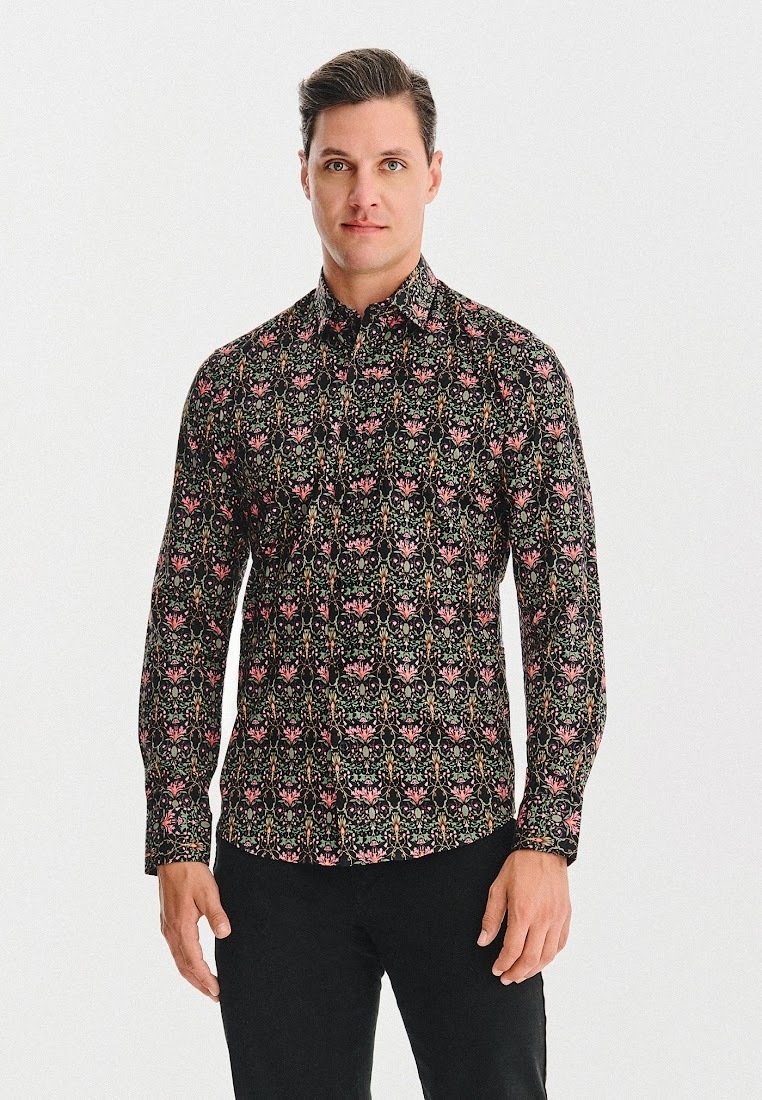 Czarna koszula zapinana na guziki z długim rękawem, z kwiatowym i geometrycznym wzorem w odcieniach różu, zieleni i żółci na ciemnym tle.