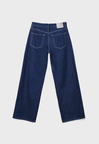 Temno modri traper hlače s širokimi nogavicami in visokim pasom, ki imajo dve zadnji žep in vidno belo šivanje na šivih. Oznaka na pasu.