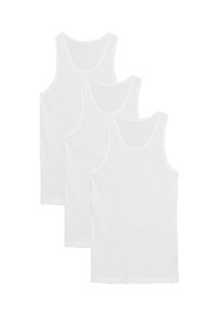 Drei weiße Baumwoll-Tanktops mit gerippter Textur, die breite Träger und einen runden Ausschnitt haben. Jedes Top ist im Design identisch.